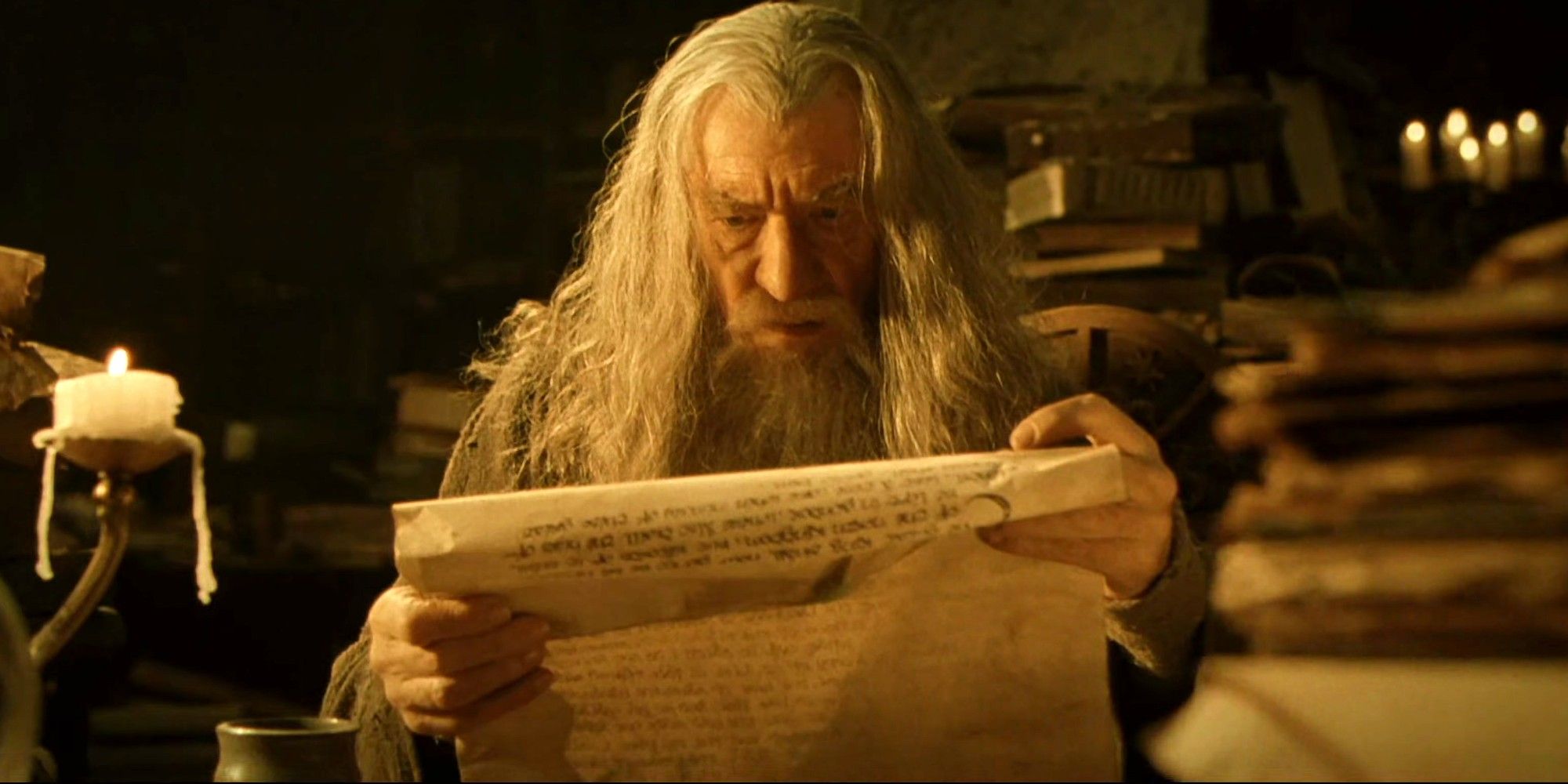 Ian McKellen como Gandalf lendo em O Senhor dos Anéis