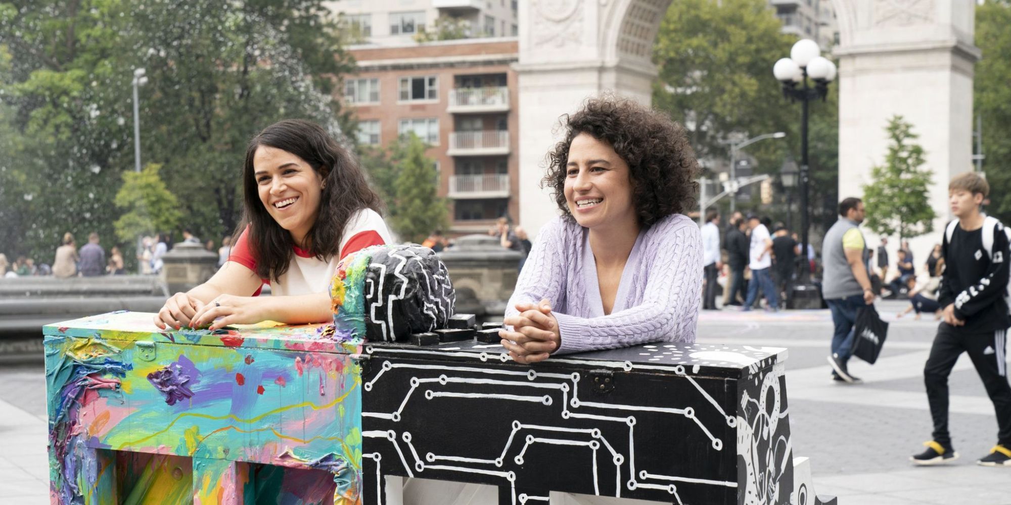 Ilana Glazer and Abbi Jacobson in the sitcom Broad City smiling