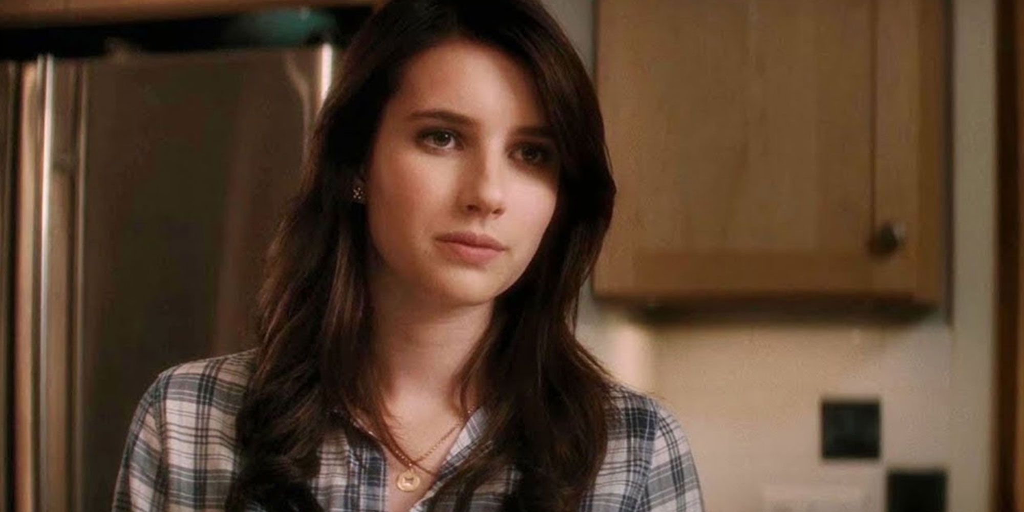 Emma Roberts como Jill Roberts sorrindo fracamente em Pânico 4