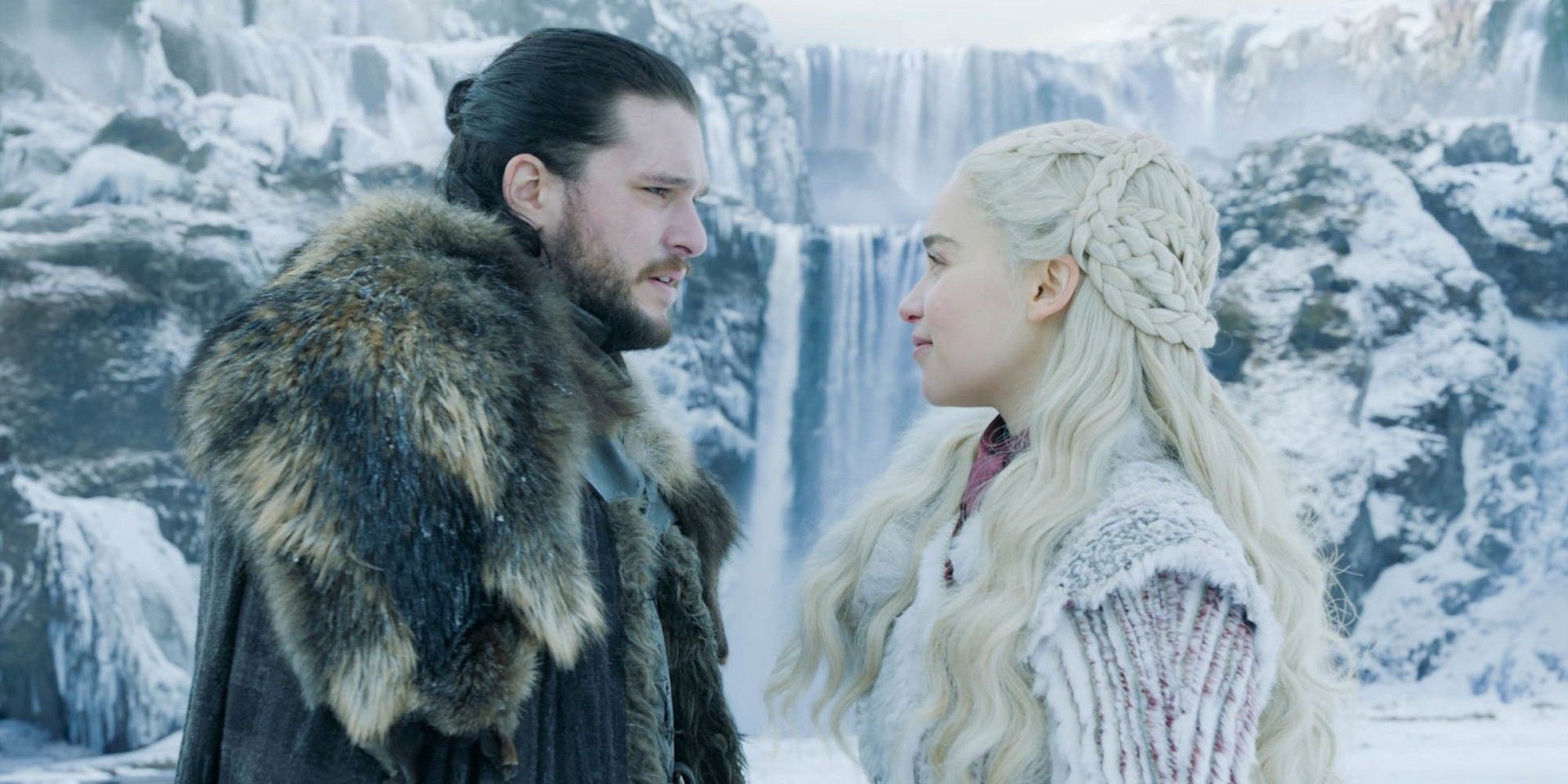 Jon Snow e a Rainha dos Dragões em Game of Thrones se olham