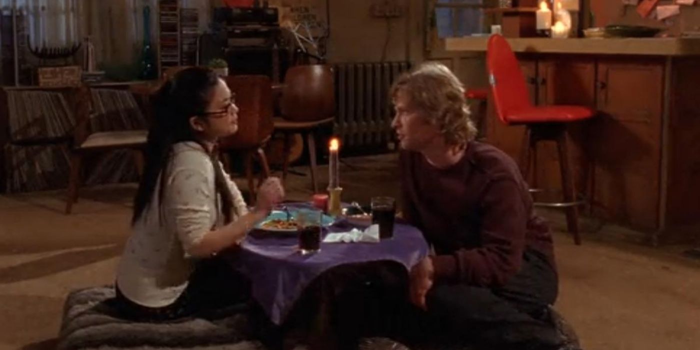 Lane and Zack eating on the floor on Gilmore Girls
