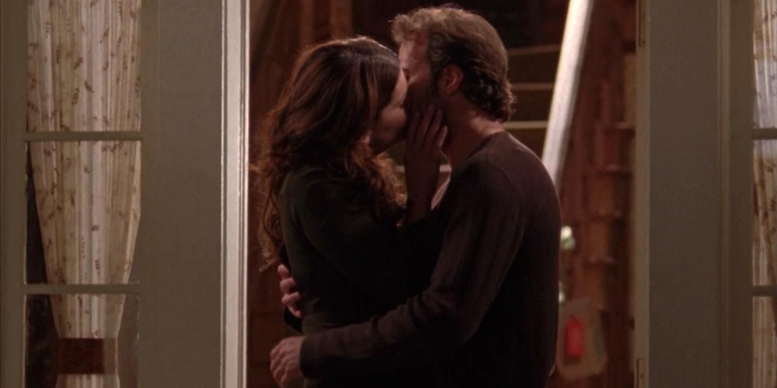 Lorelai Gilmore and Luke Danes kiss for the first time in Gilmore Girls