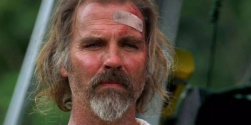 Frank Lapidus (Jeff Fahey) em Lost olhando para a frente e com um curativo na testa