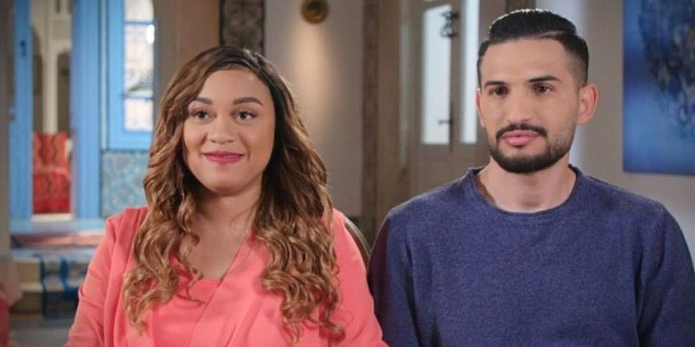 Memphis Smith Sandoval e Hamza Moknii de 90 Day Fiancé: Before the 90 Days sentados juntos e sorrindo