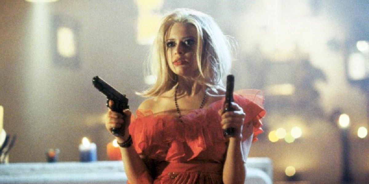 Natasha Lyonne holding two guns in Freeway 2