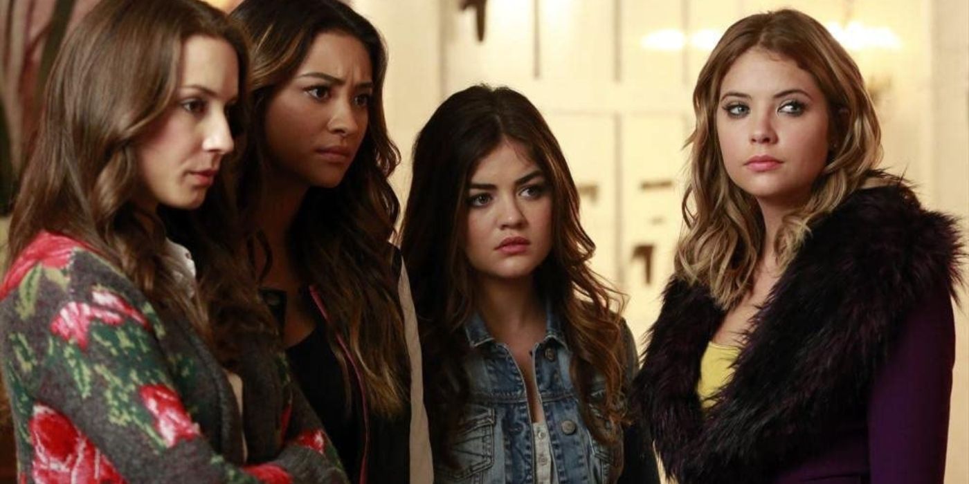 Spencer, Emily, Aria e Hanna parecem sérias em Pretty Little Liars