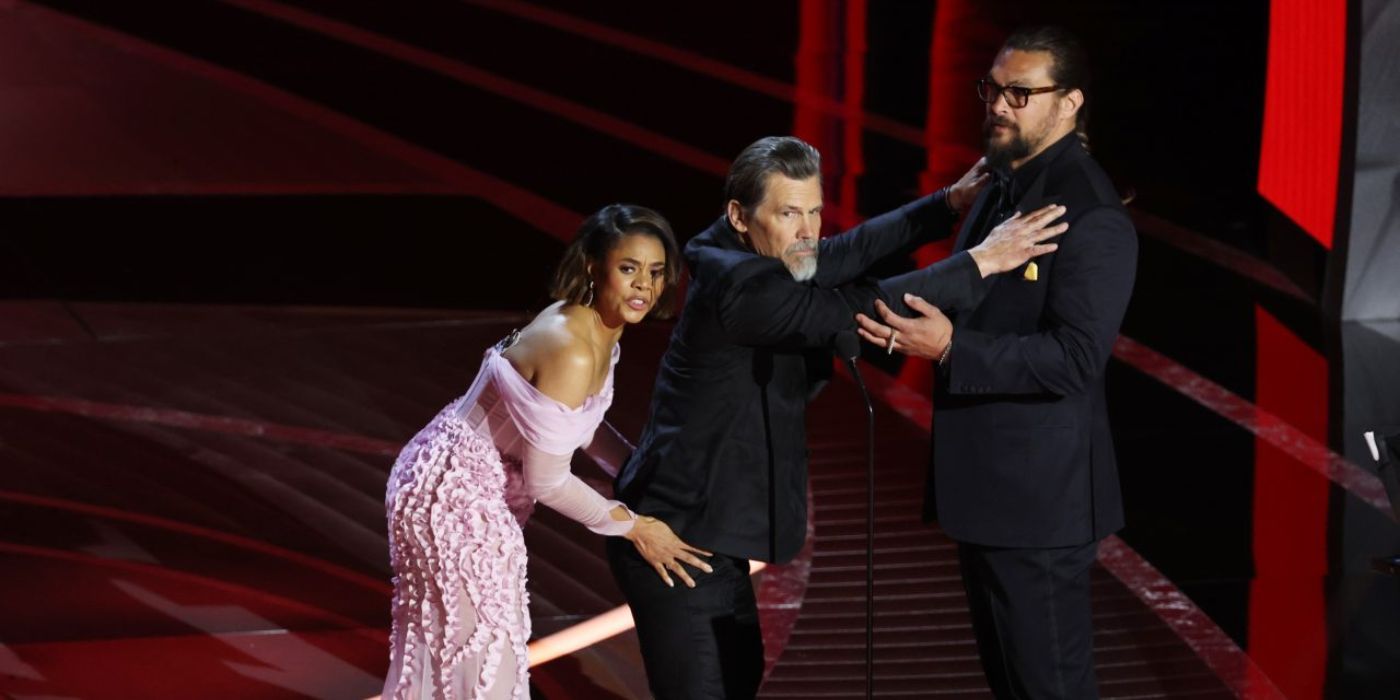 Regina Hall patting down Josh Brolin and Jason Momoa on stage as part of her &quot;COVID test&quot; skit