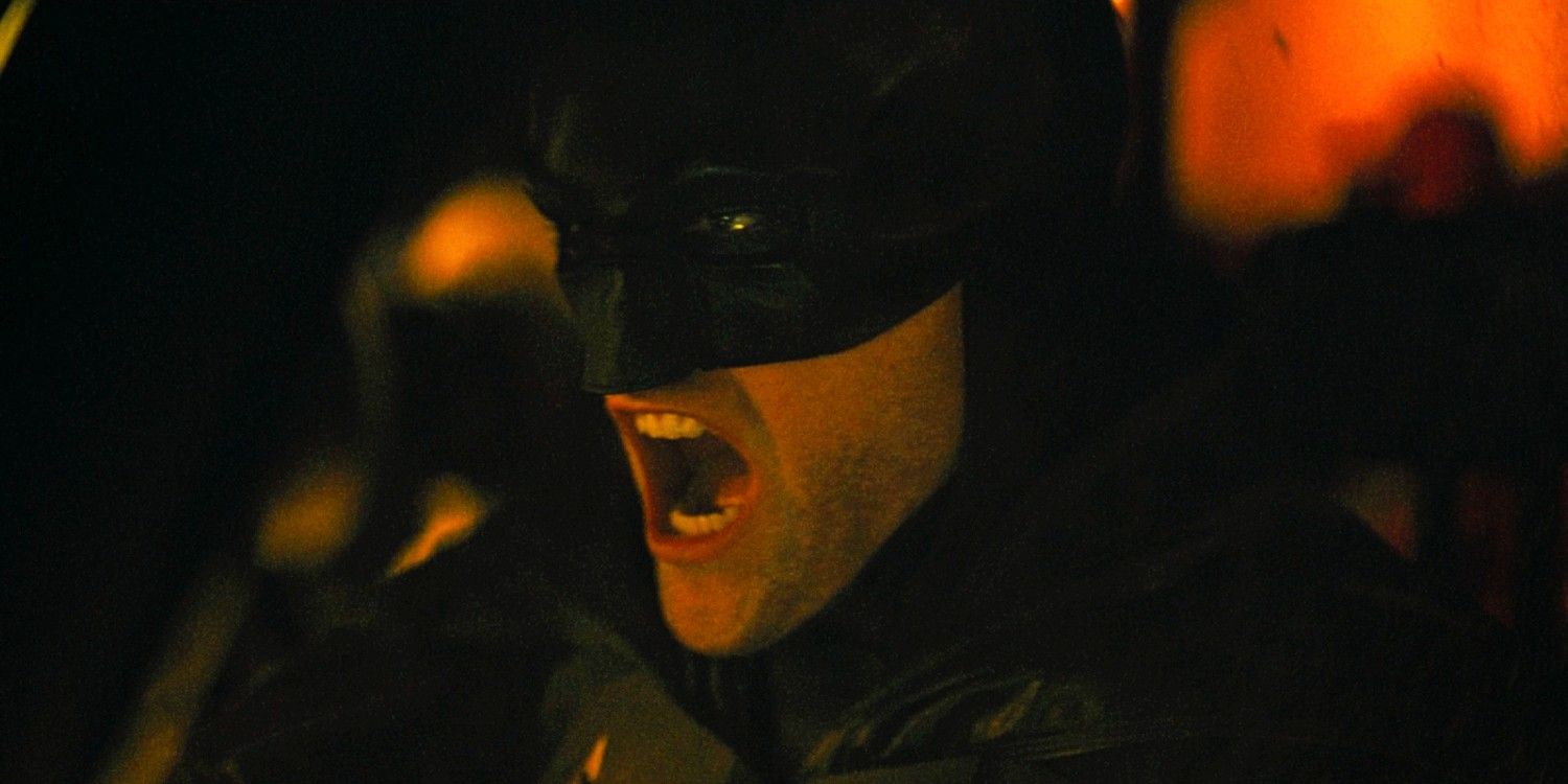 Robert Pattinson gritando no Batmóvel em The Batman.