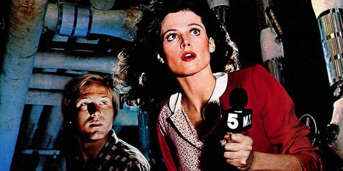 Reporter Tony Sokolow (Sigourney Weaver) and custodian Daryll Deever (William Hurt) in Eyewitness