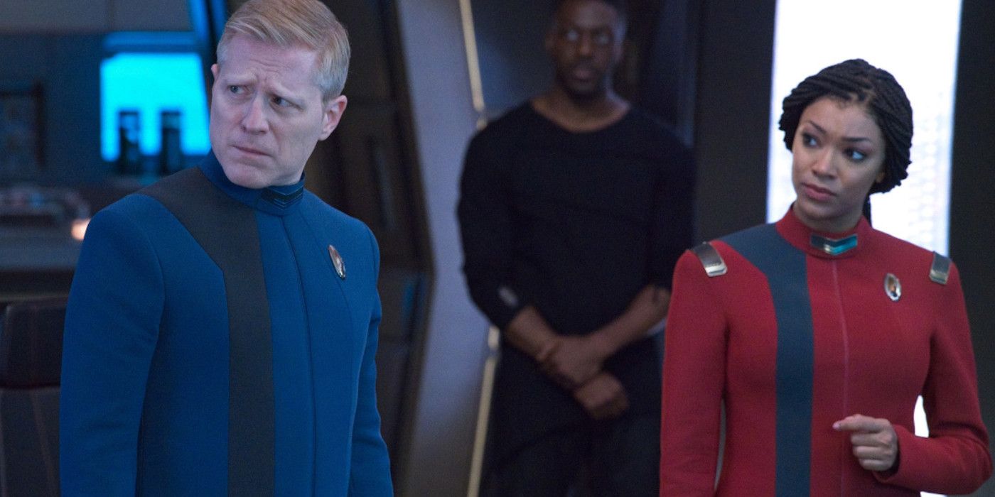 Paul Stamets and Michael Burnham looking at something in Star Trek: Discovery