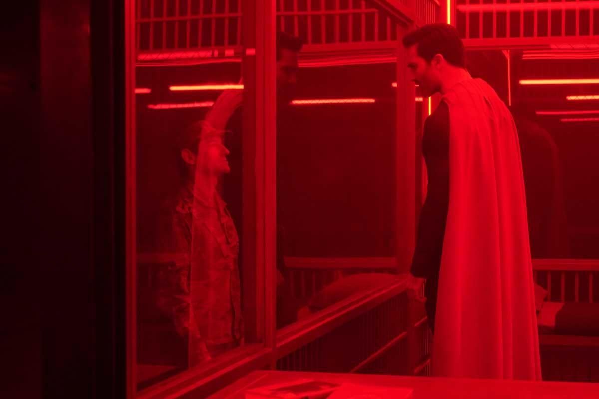 Superman and Lois Season 2 Clark Kent Talking To Lt Anderson