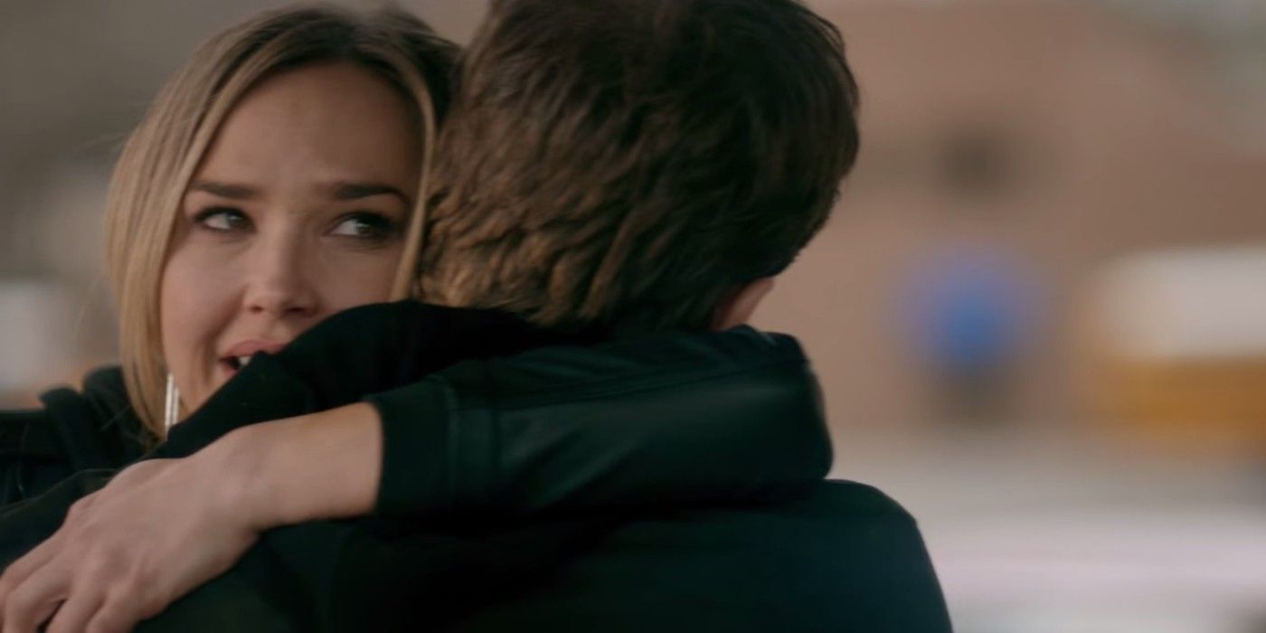Lexi e Stefan se abraçando na vida após a morte em The Vampire Diaries
