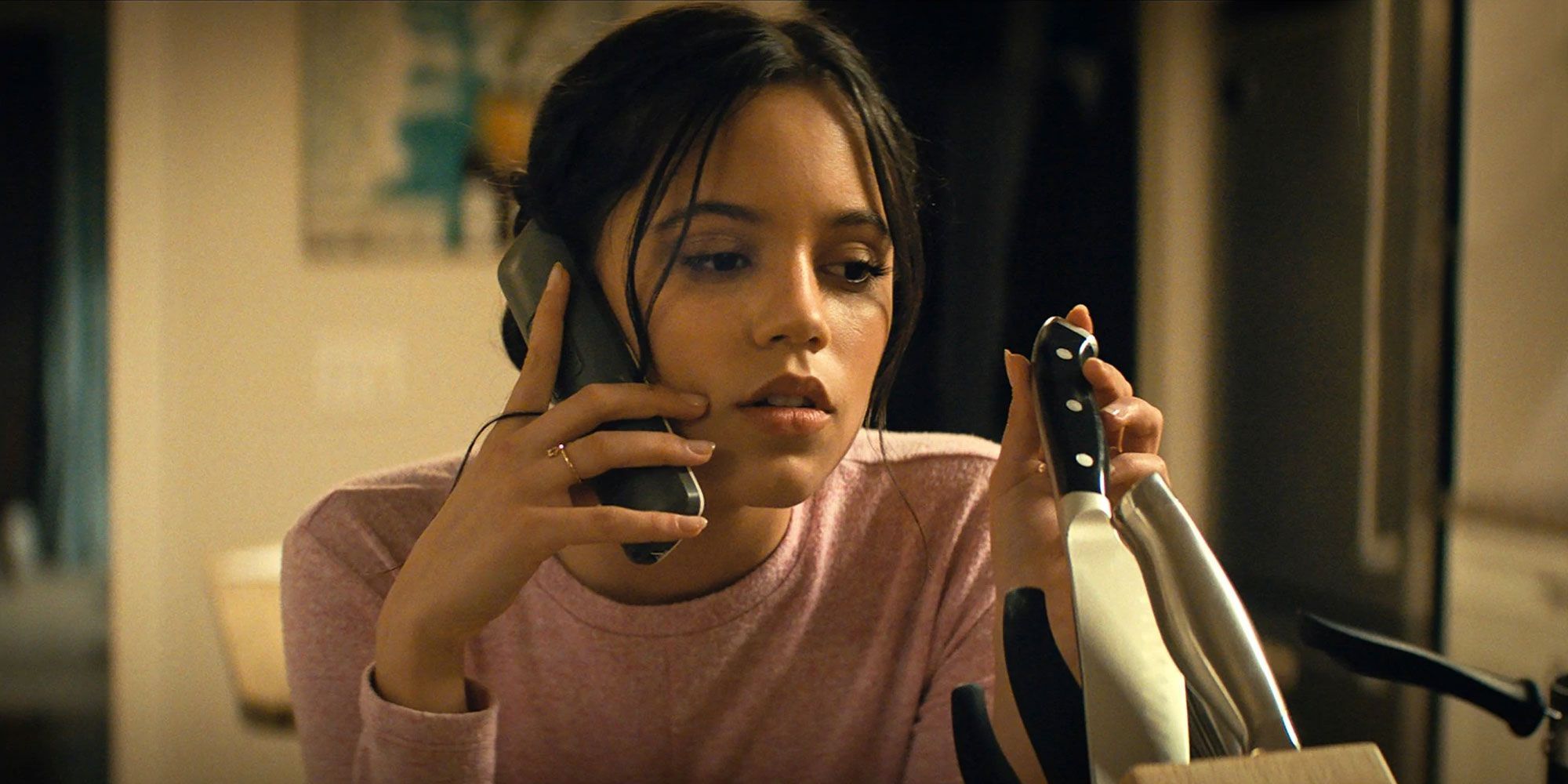 Tara Carpenter talking to Ghostface on the phone in Scream (2022)