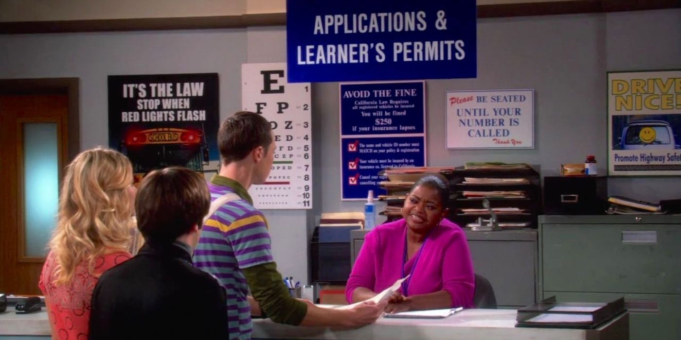 Sheldon conversando com um funcionário do DMV em TBBT