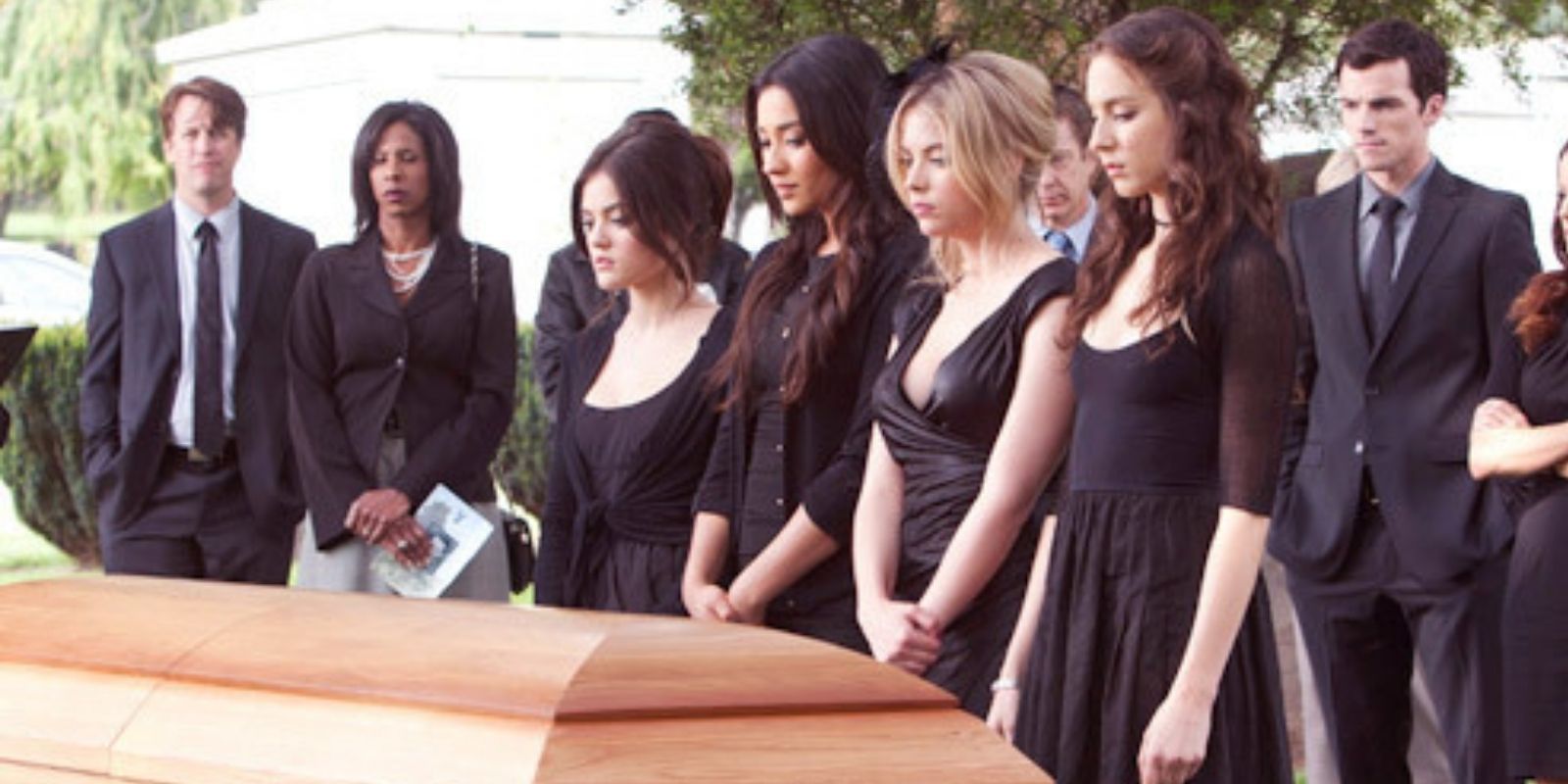 Aria, Emily, Hanna, and Spencer at a funeral in PLL