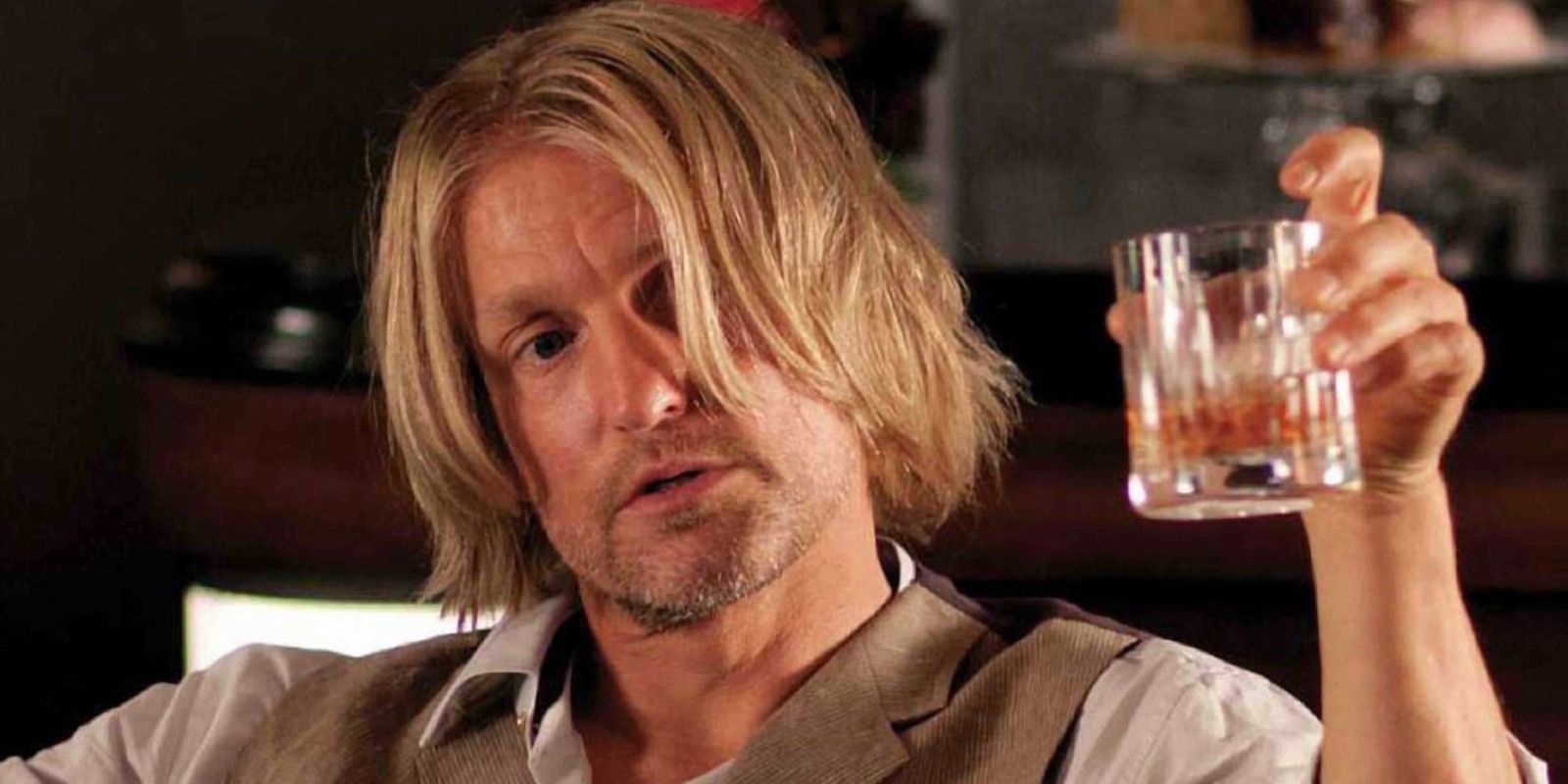 Haymitch segurando uma bebida de Jogos Vorazes 