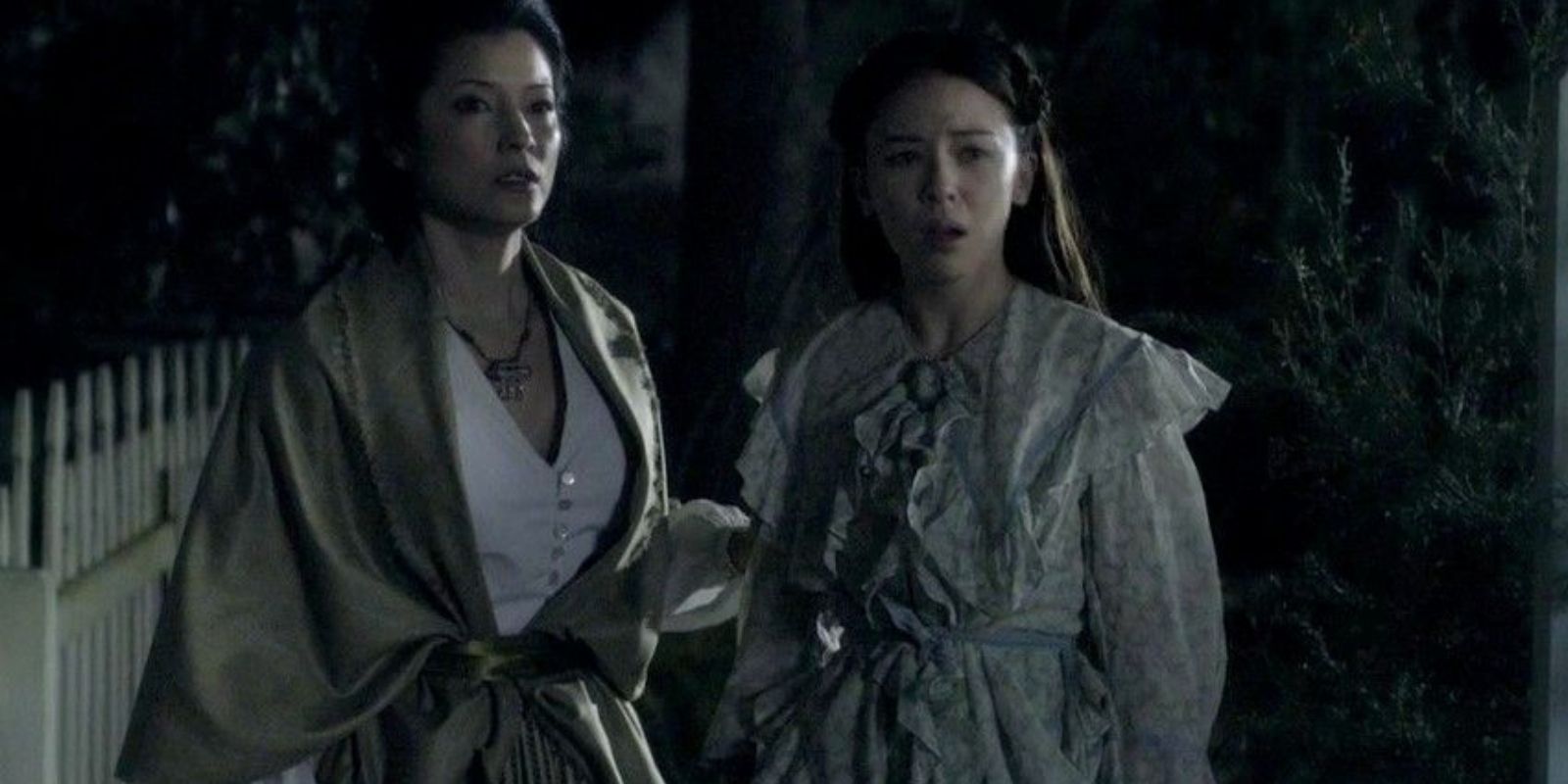 Anna and Pearl in flashback scene in The Vampire Diaries