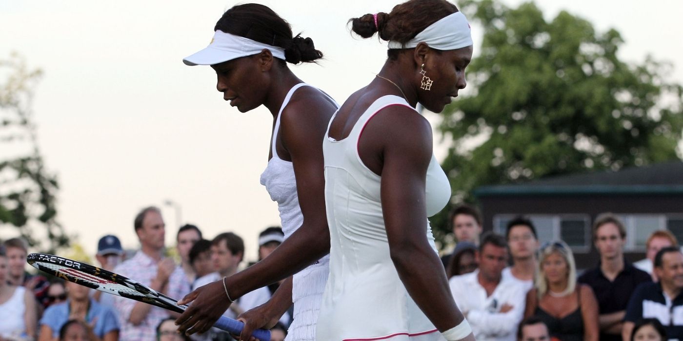 Venus e Serena Williams na quadra de tênis no documentário Venus and Serena