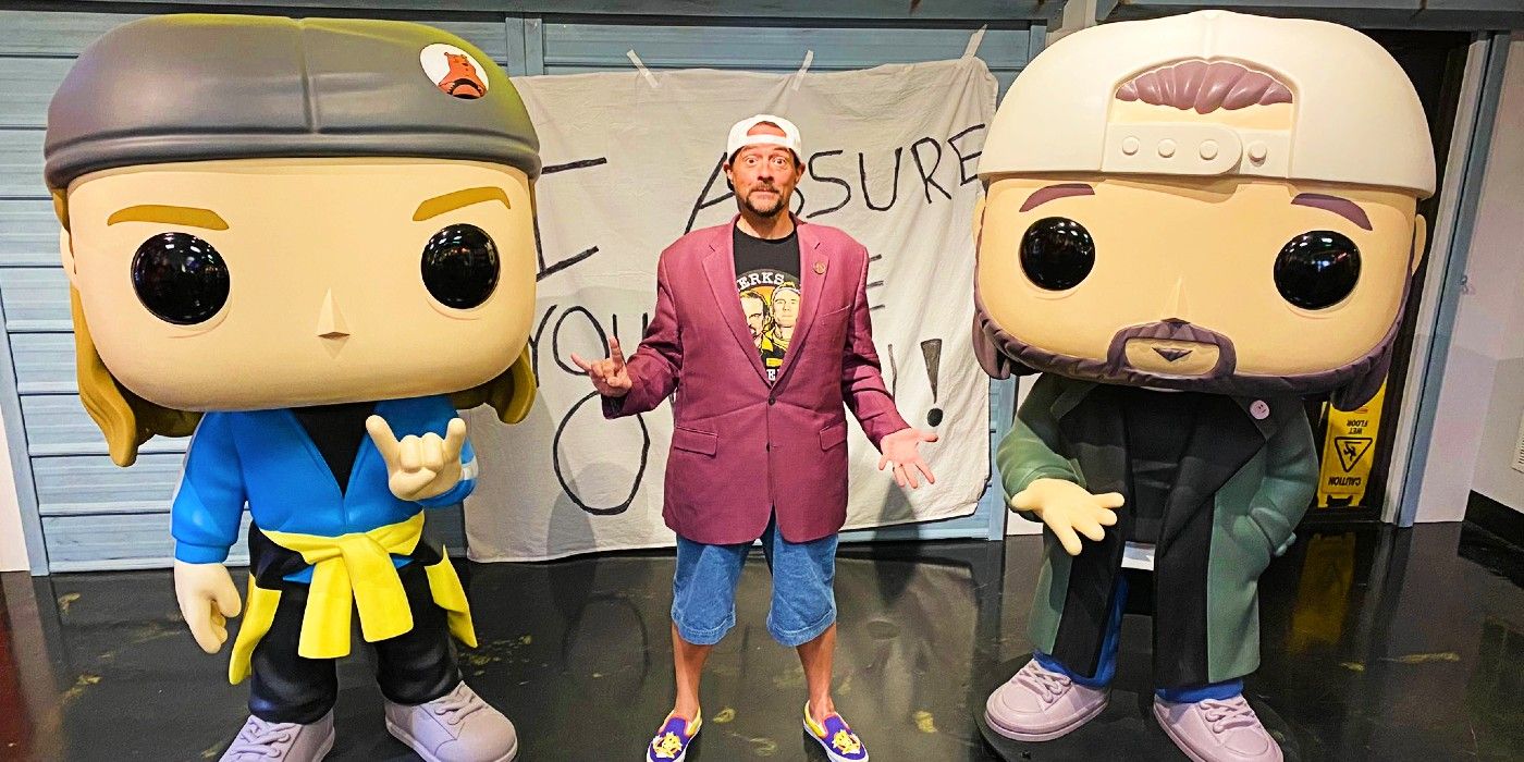 Kammerat Bliv såret donor Kevin Smith Poses With Giant Jay & Silent Bob Funko Pop! Statues In Image