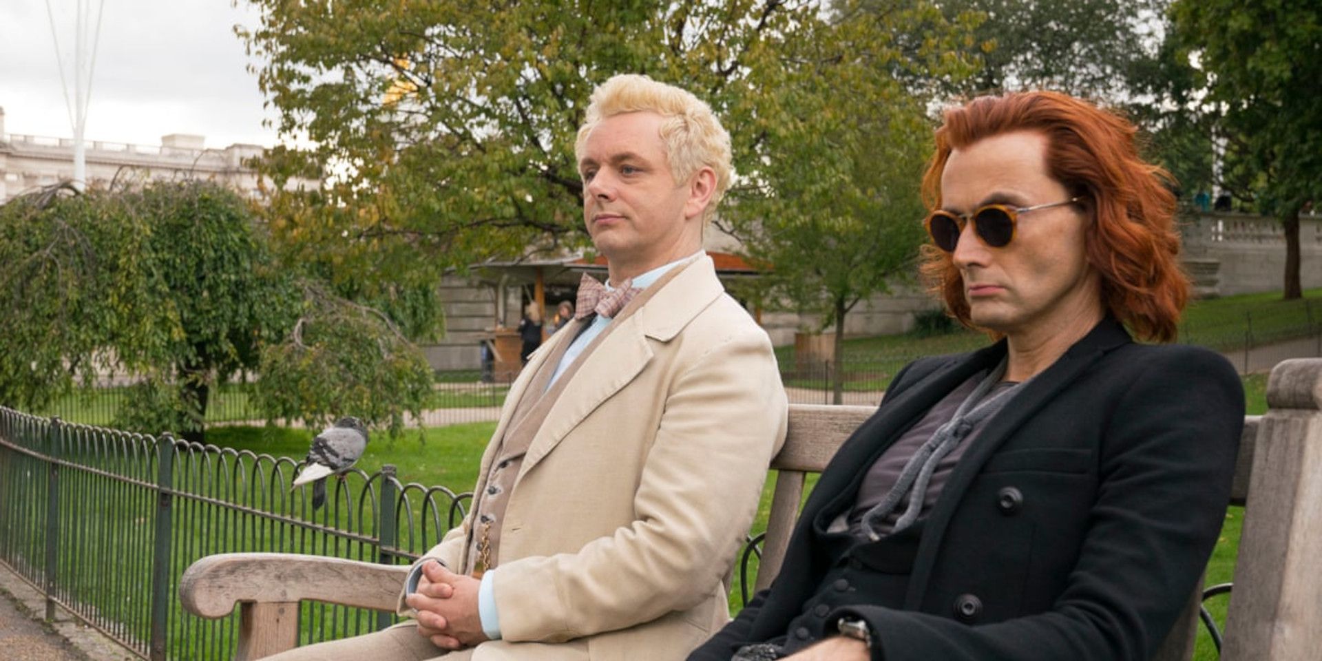 michael sheen e david tennant em bons presságios como aziraphale e Crowley em um banco