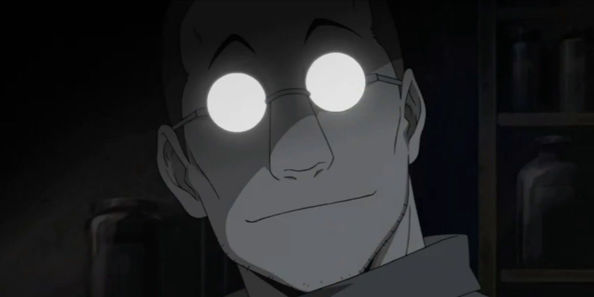 Shou Tucker mirando fijamente a la cámara, sus lentes brillando inquietantemente, en Fullmetal Alchemist