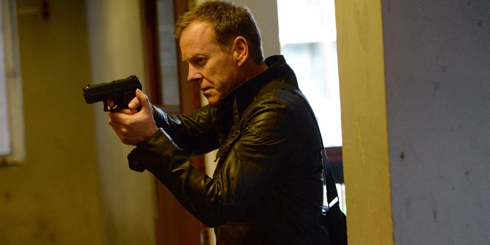 Jack points a gun in a hallyway on 24
