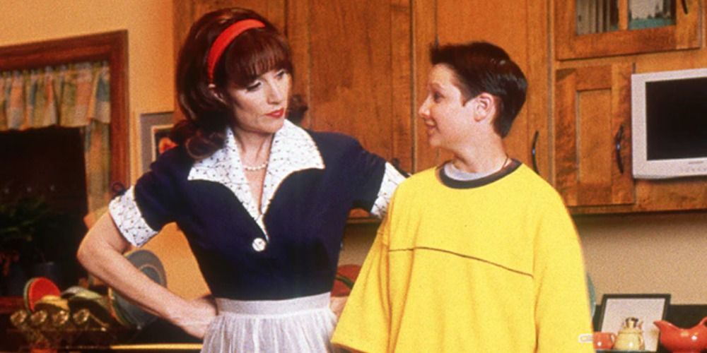 An image of PAT and Ben talking to each other in the kitchen in Smart House