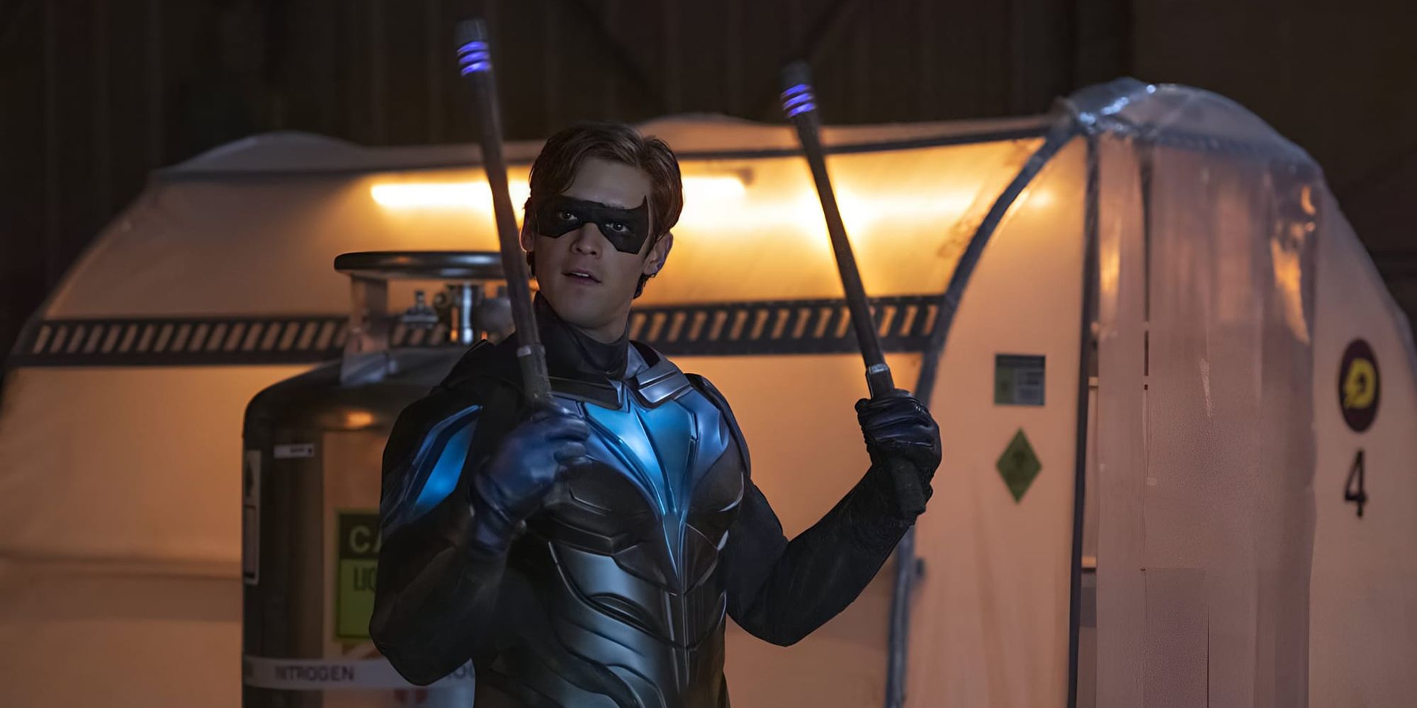 Brenton Thwaites as Nightwing wielding his escrimas in HBO Max&rsquo;s Titans
