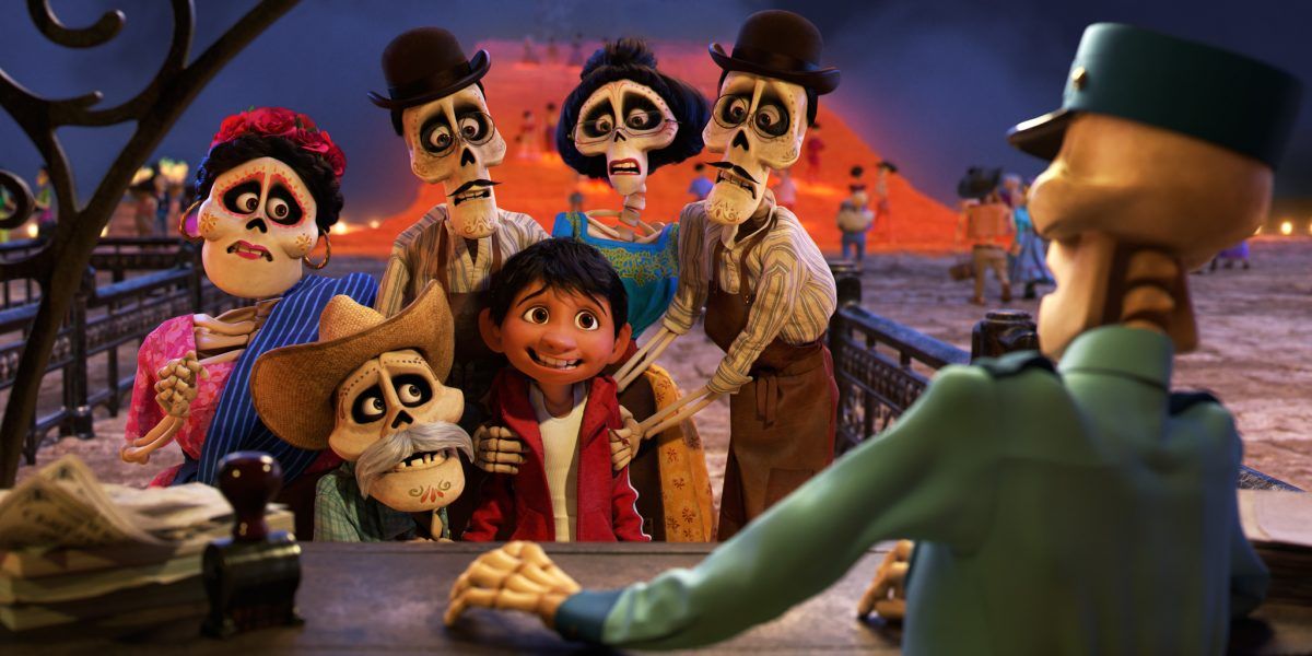 Coco sonriendo con familiares de Disney