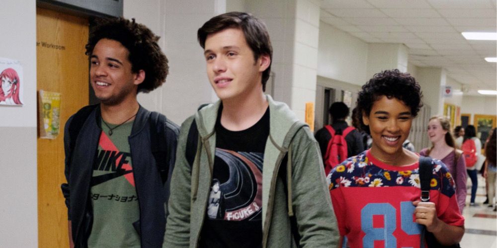 Simon walks through the hall in school with his friends in Love, Simon