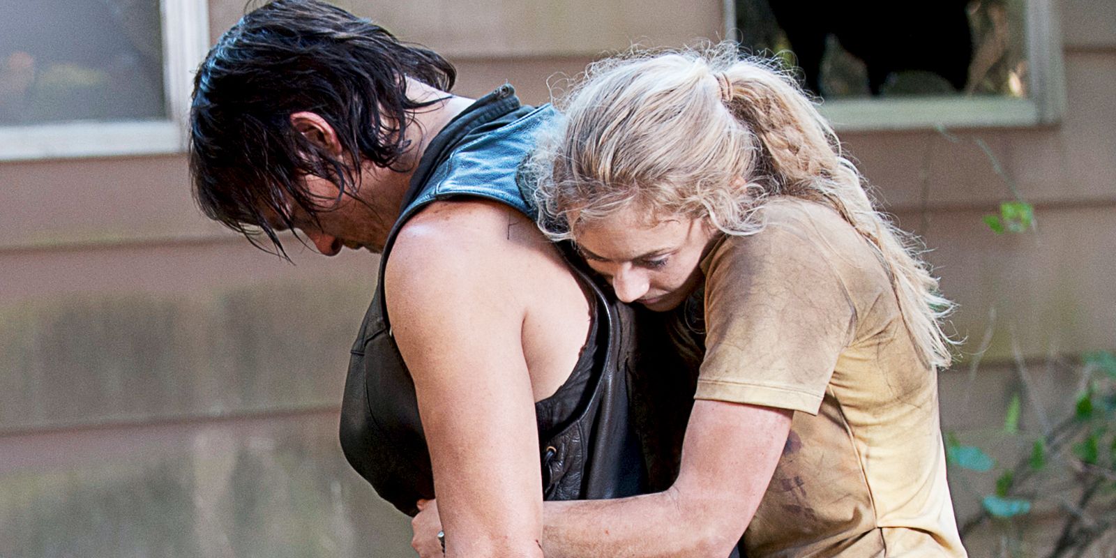 Beth abraçando Daryl em The Walking Dead. 