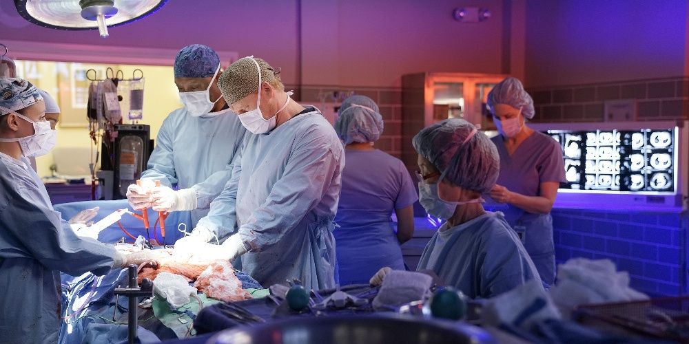 Doctors performing an operating in Grey&rsquo;s Anatomy
