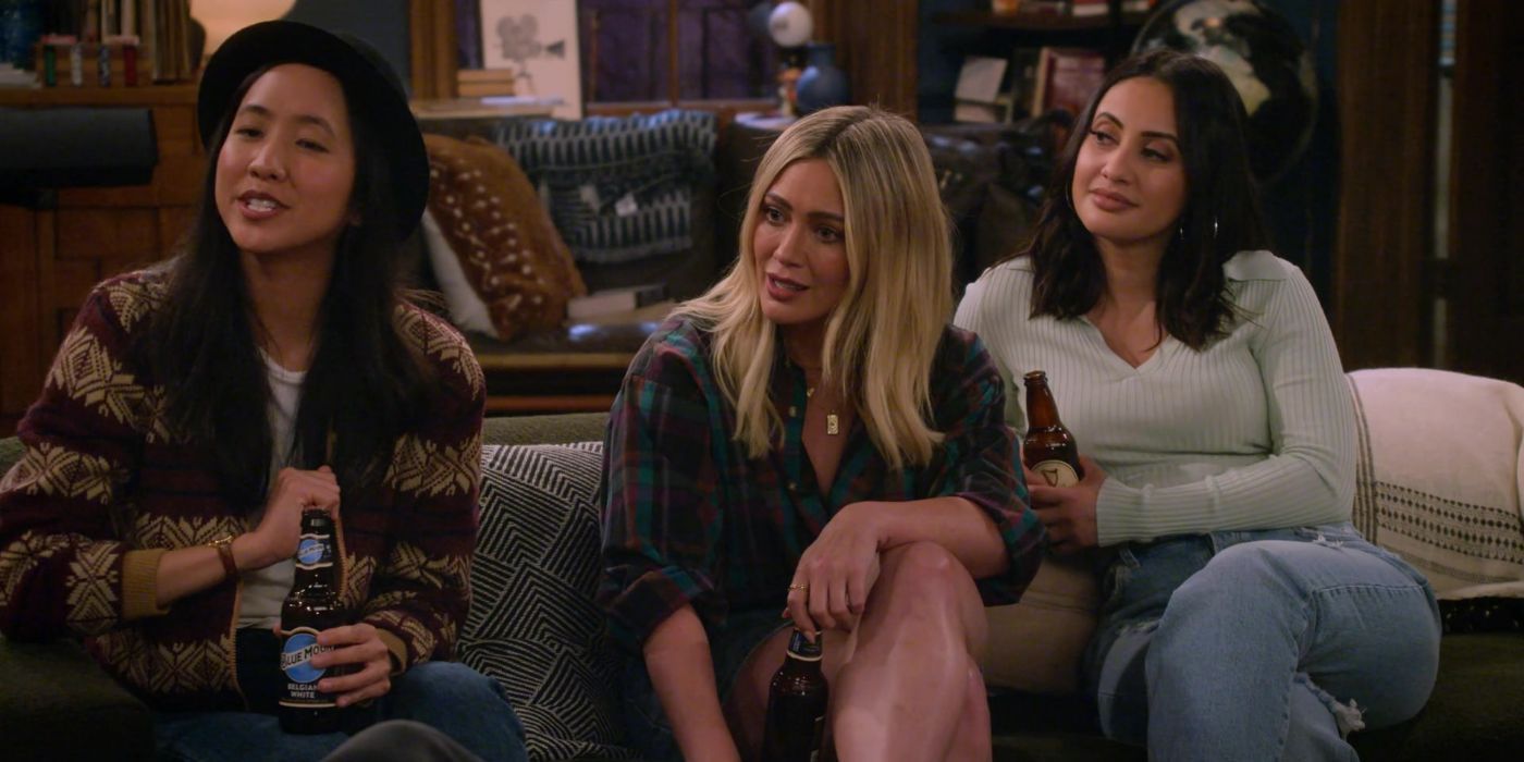 Ellen, Sophie e Valentina sentadas no sofá do apartamento de Sid e Jesse em How I Met Your Father