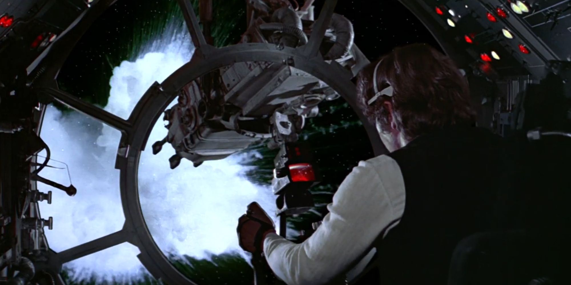 Han Solo detonando um TIE Fighter com uma torre em Star Wars: Uma Nova Esperança