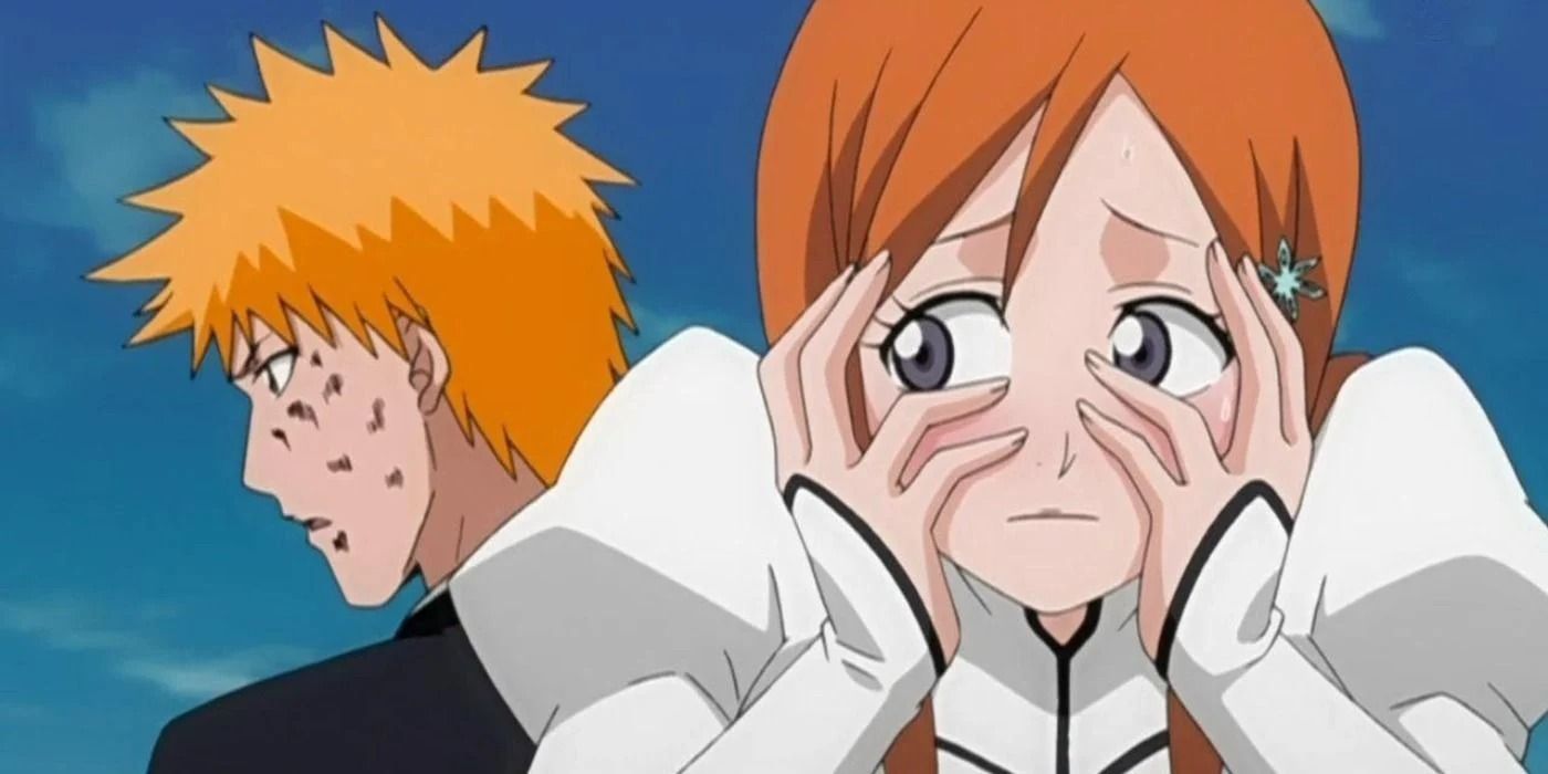 Orihime Inoue si copre il viso per l'imbarazzo e guarda un cupo Ichigo Kurosaki da sopra la sua spalla, in Bleach.