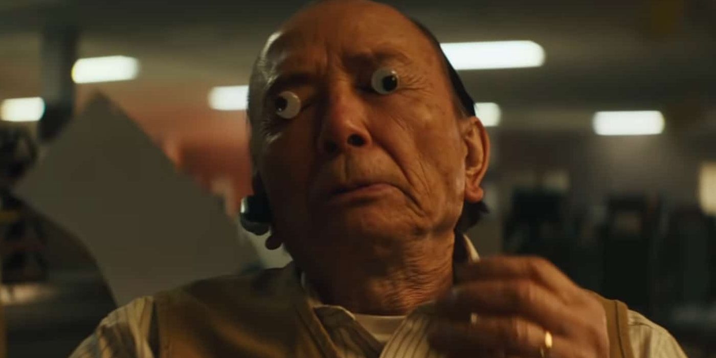 James Hong dans le rôle de Gong Gong avec Google Eyes dans Everything Everywhere All At Once