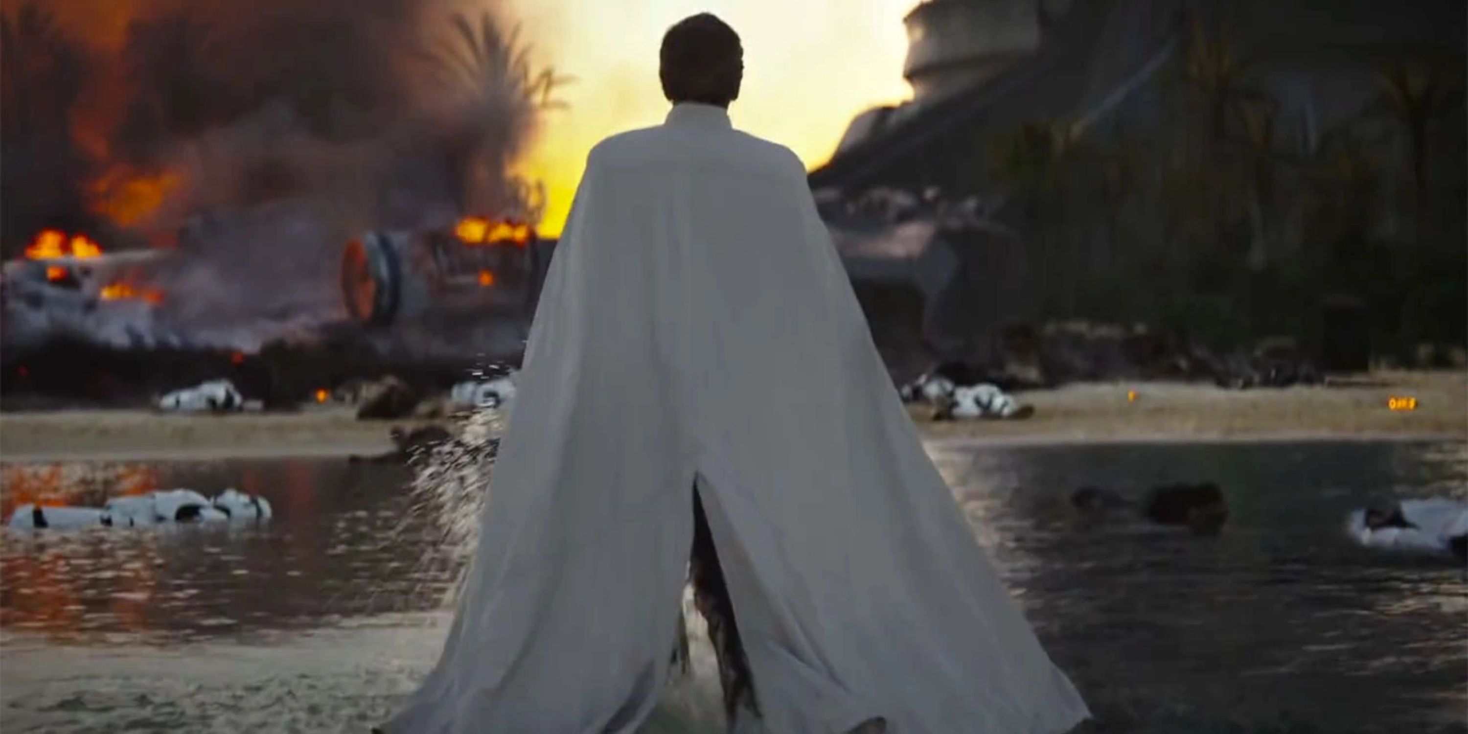 Krennic walking on the battlfield of Scarif in a Rogue One deleted scene
