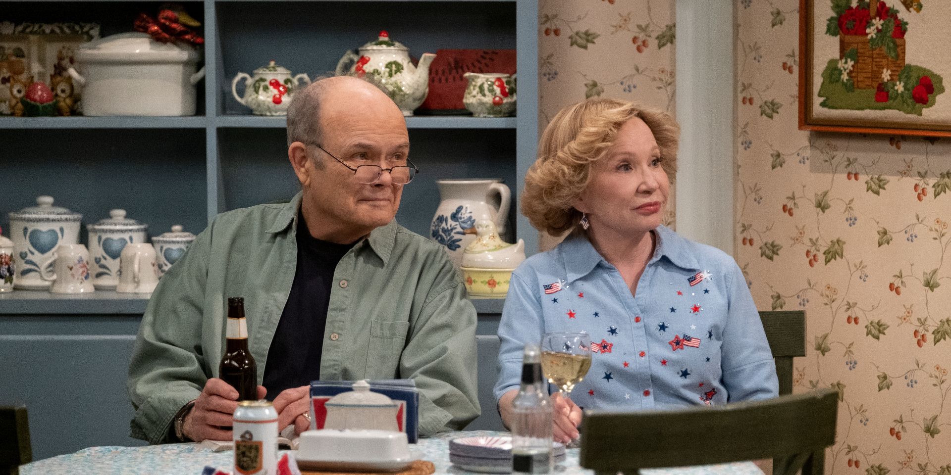 That '90s show stars Kurtwood Smith and Debra Jo Rupp as Red and Kitty Forman sitting together at the kitchen table.