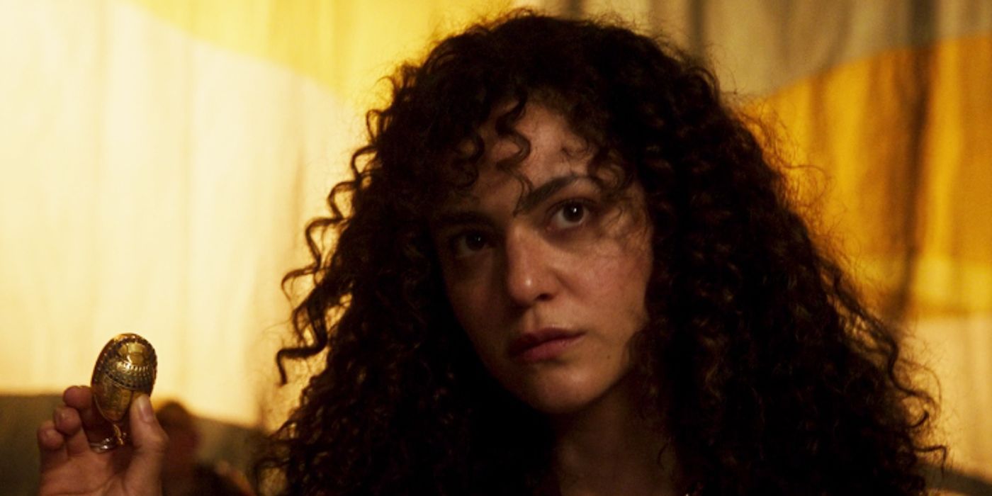 Layla holding the scarab in Moon Knight