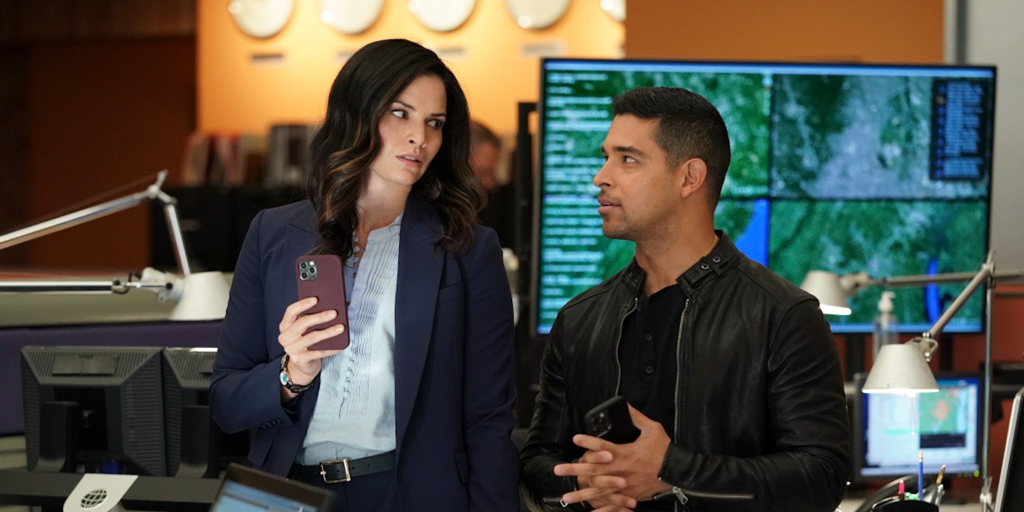 Katrina Law como Jessica Knight e Wilmer Valderrama como Nicholas Torres em conversa no episódio da 19ª temporada de NCIS