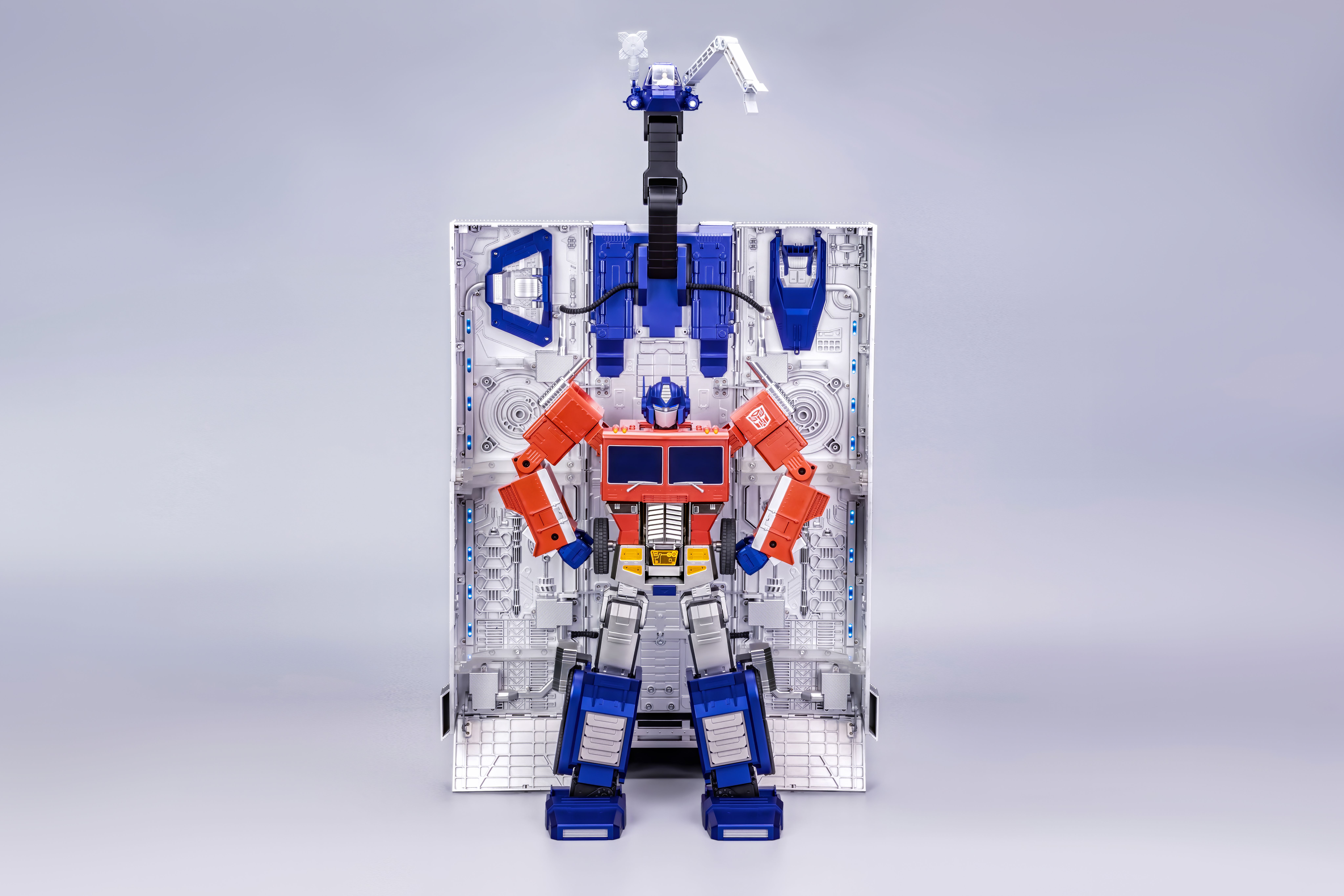 Optimus Prime - Trailer Shield Posing