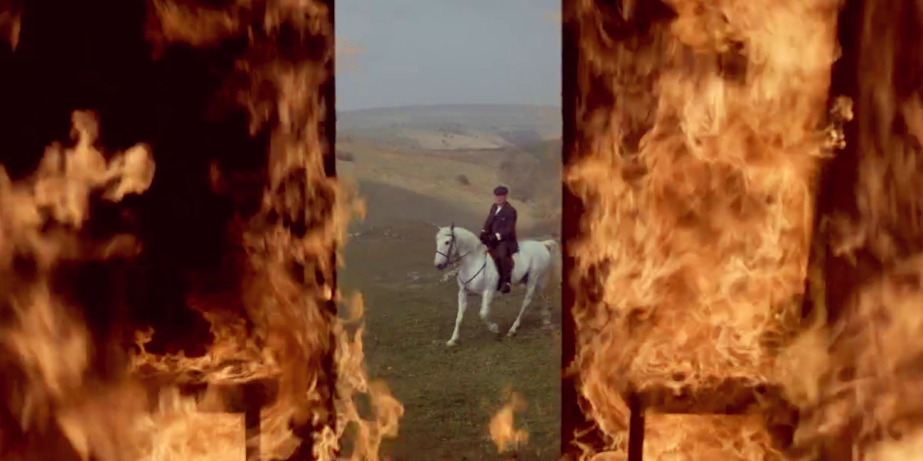 Final da sexta temporada de Peaky Blinders Tommy Shelby no cavalo branco assistindo Carvan Burn
