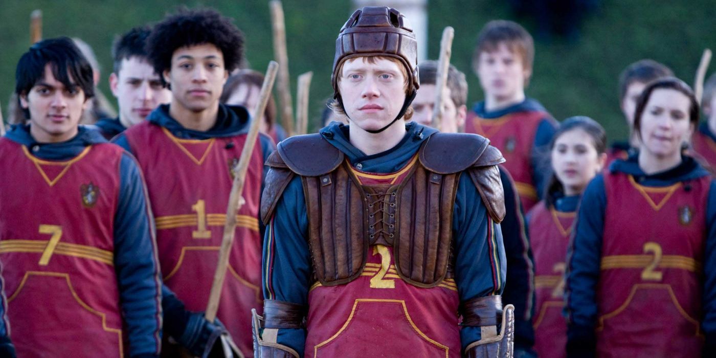 Ron parecendo nervoso vestindo seu uniforme de Quadribol em Harry Potter
