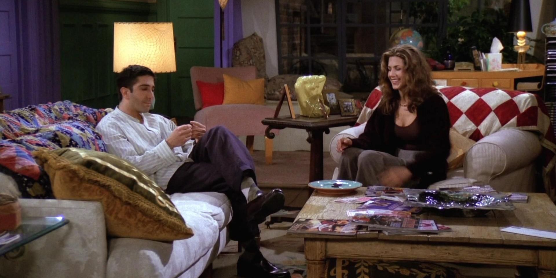 Ross and Rachel talk in the living room in the pilot of Friends.