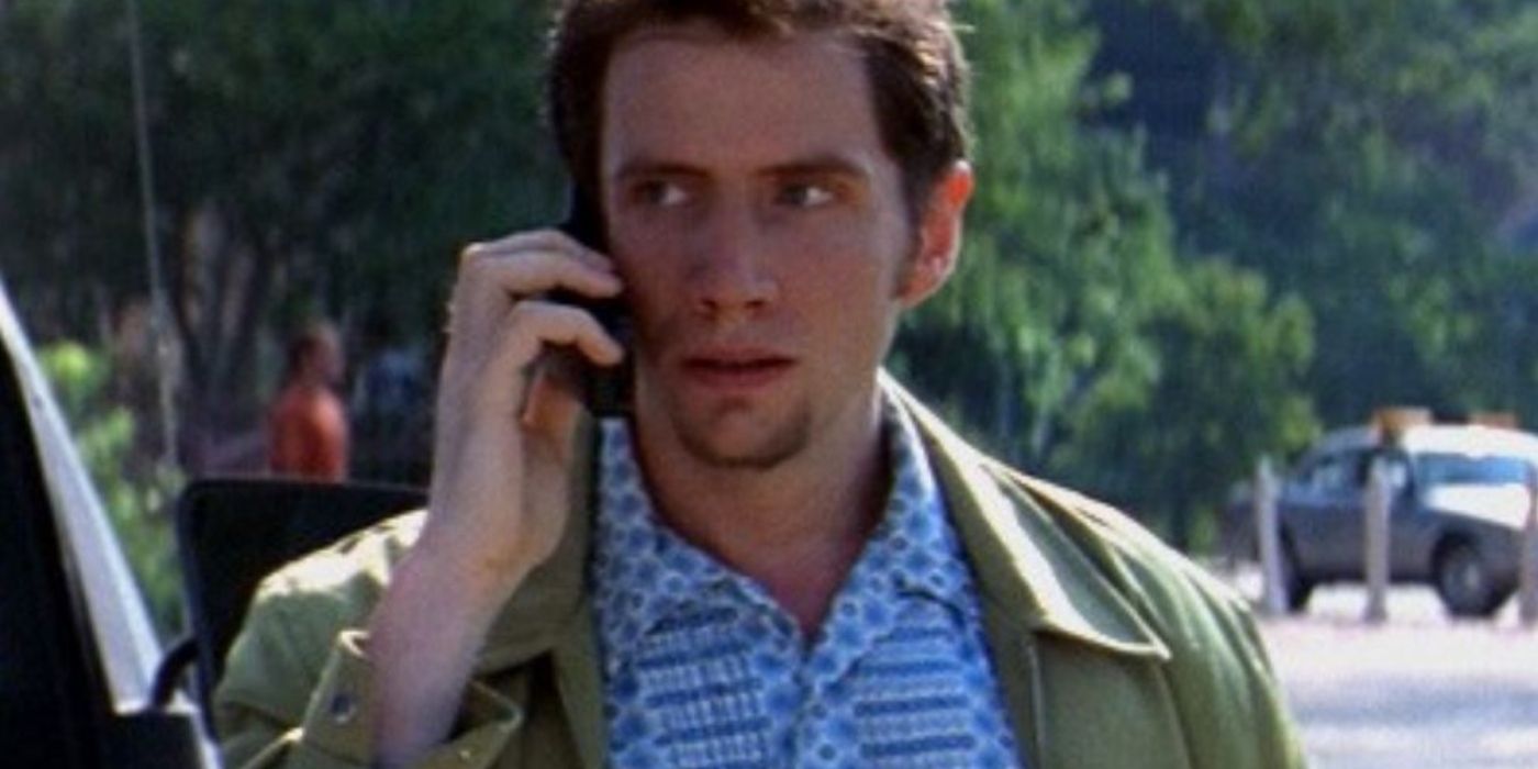 Randy Meeks standing outside talking on a cell phone in Scream 2