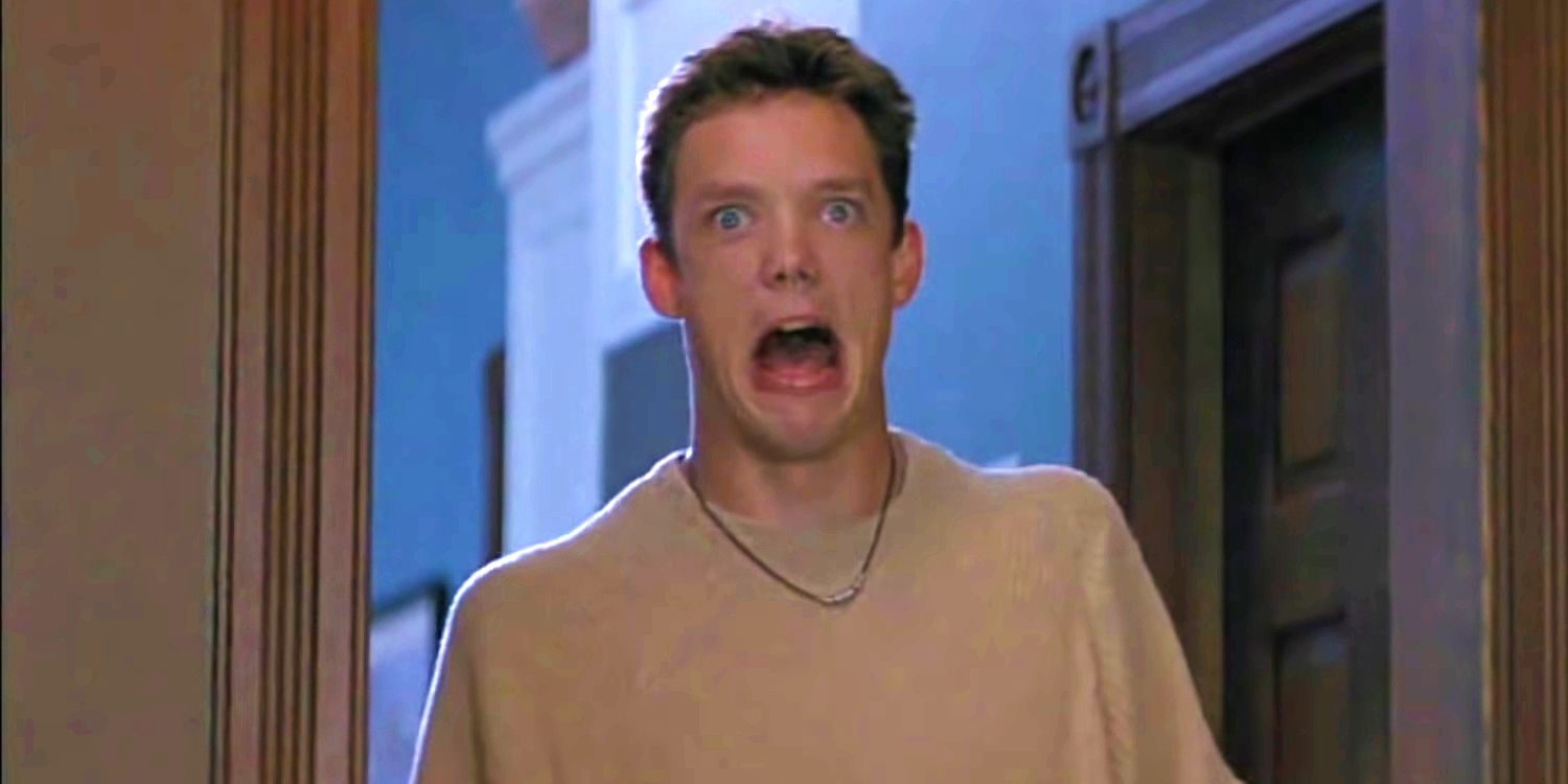 Matthew Lillard como Stu Macher gritando e parecendo assustado em Scream