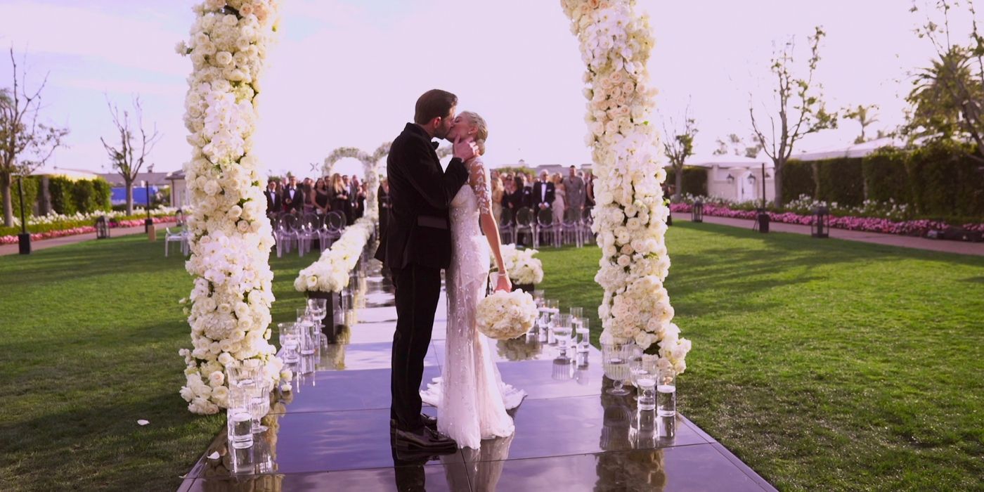Tarek and Heather El Moussa kissing on their wedding day on Selling Sunset