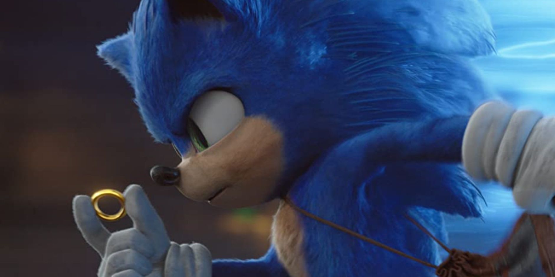 Sonic holds a power ring Cropped