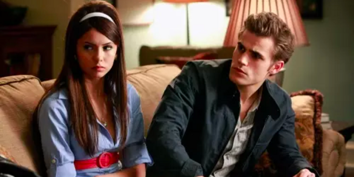 Stefan e Elena no sofá
