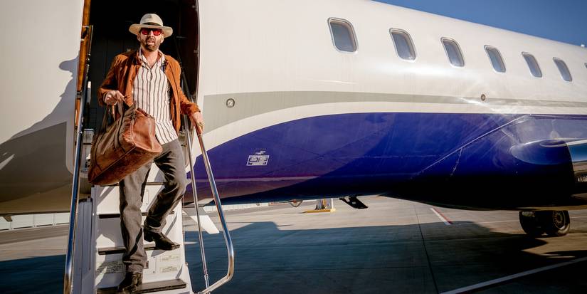 Nick Cage gets off a plane in The Unbearable Weight of Massive Talent
